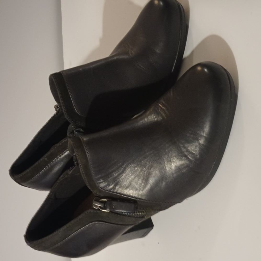 Women's black leather Clarks cushioned shoes /ankle boots sz 9.5M